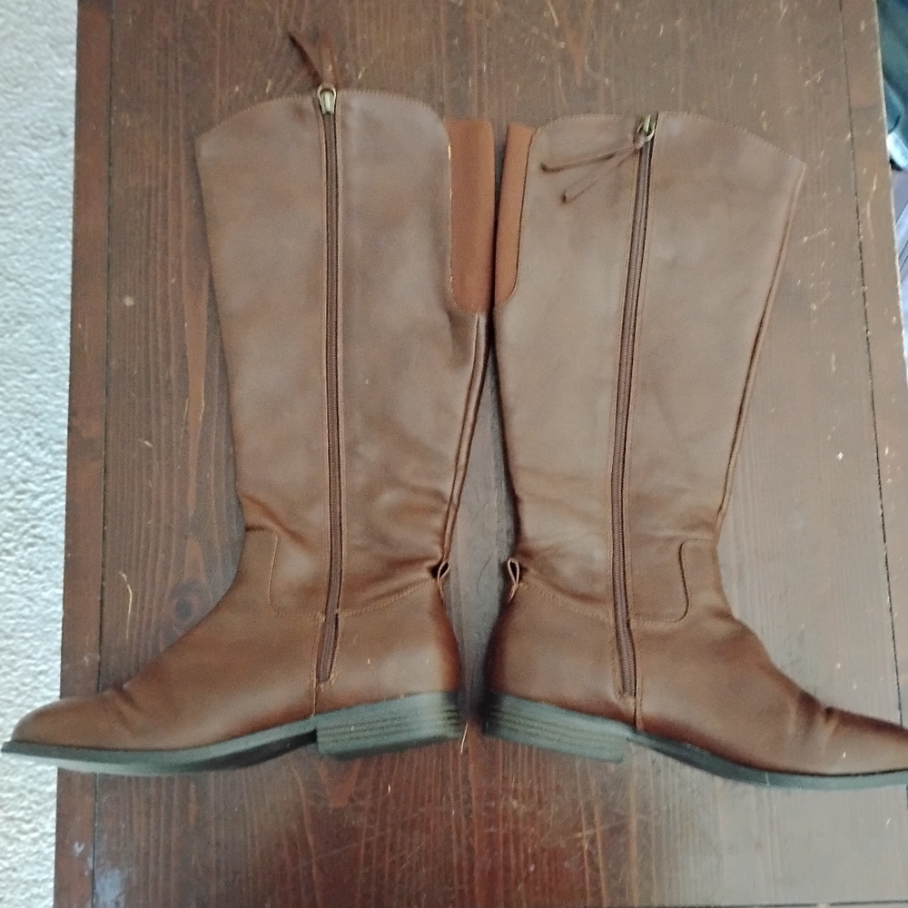 Ladies Brown Tall Boots Size 9 With Side Zipper And Tassel On Zipper